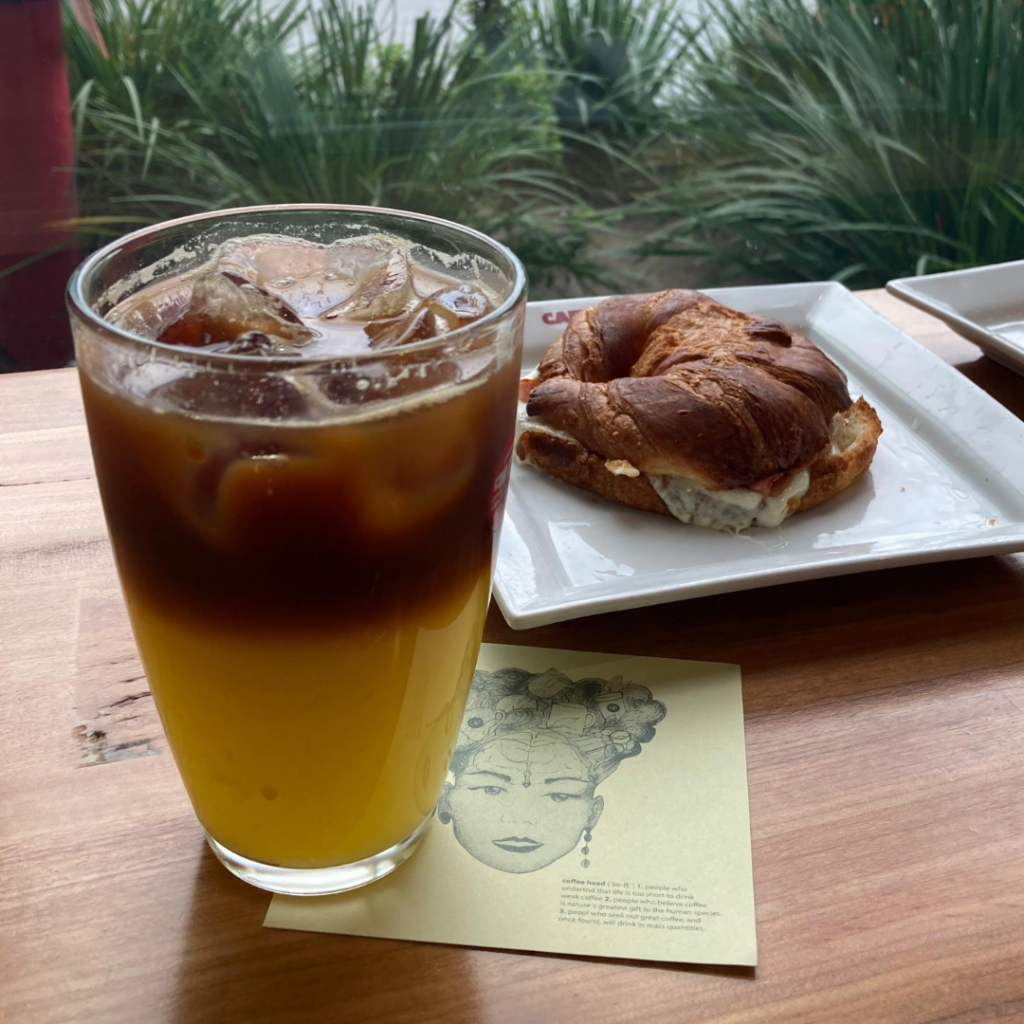 Espresso de naranja y croissant en la cafetería italiana Pascucci.