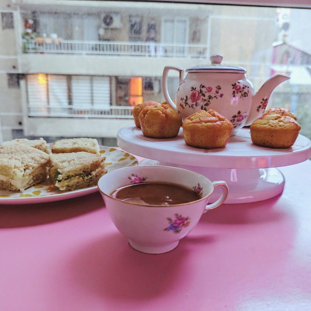 Fiesta de té al estilo inglés con sandwiches de pepino, tortas del limón y  té english breakfast. 