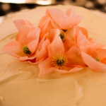 Torta de matrimonio con flores rosadas