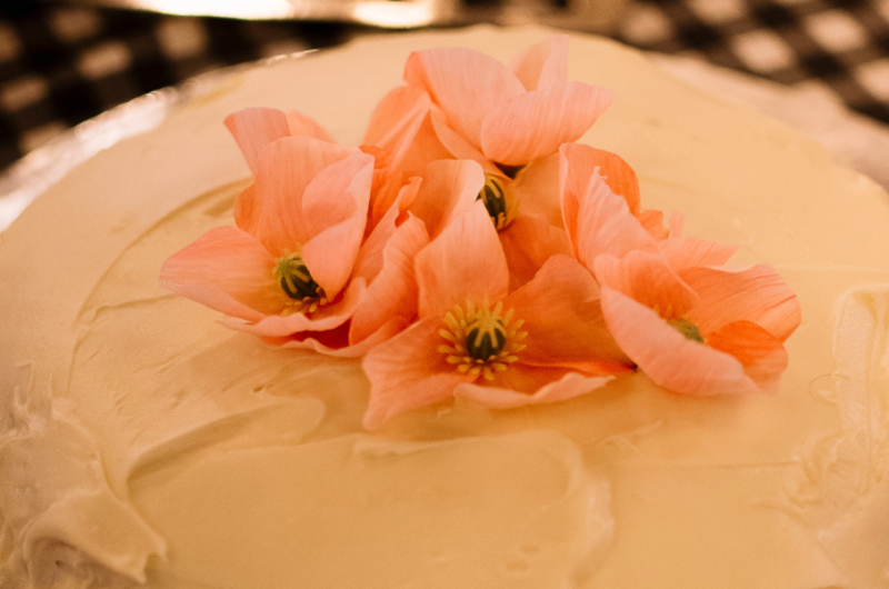 Torta de matrimonio con flores rosadas