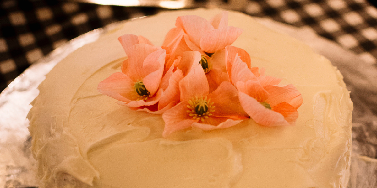 Torta de matrimonio con flores rosadas