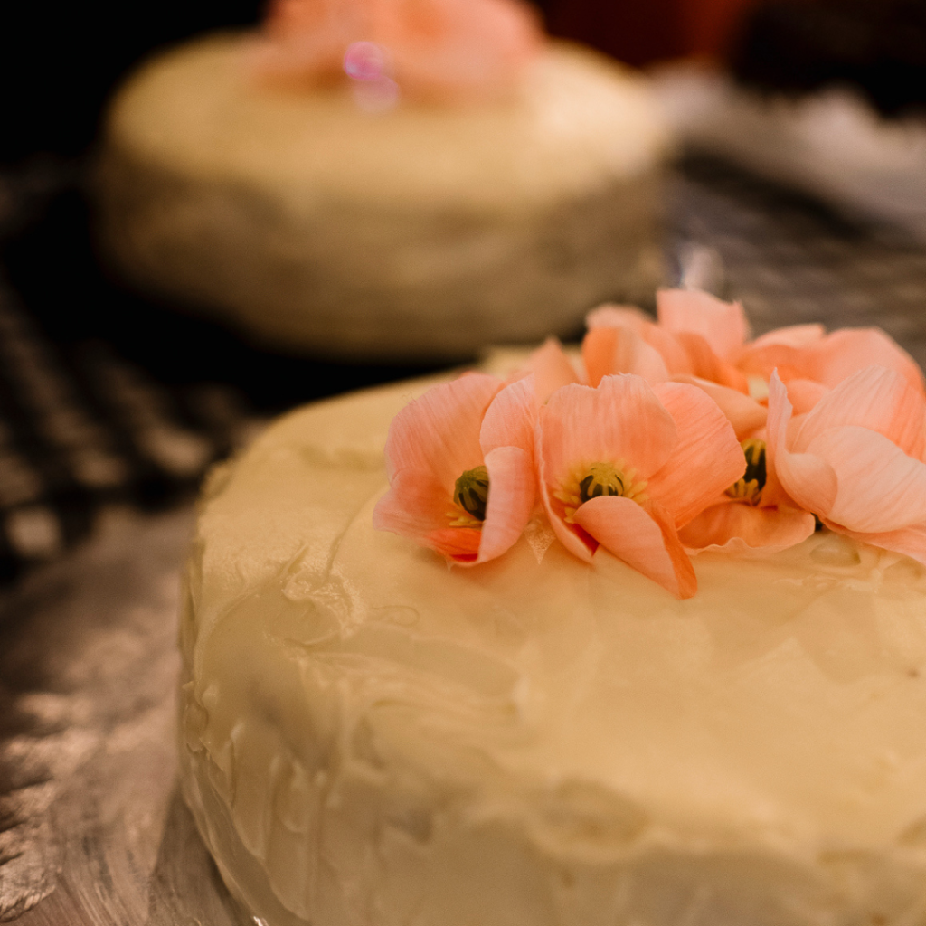 Torta de matrimonio de bizcocho de aceite de olivia con crema chiboust, decorada con crema mascarpone.